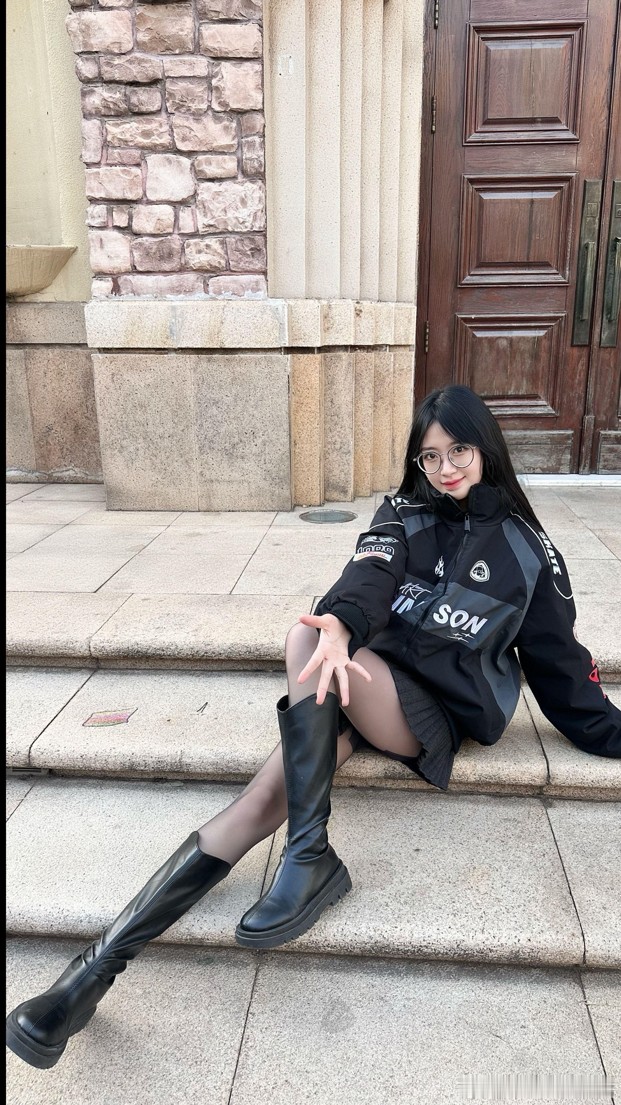 穿长靴果然很有范~ 