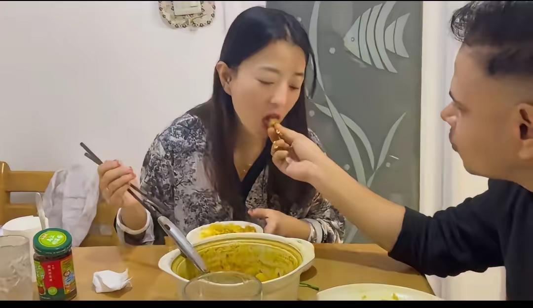 东北网红丹丹分享她和印度老公吃饭的事情，她一如既往的用筷子和碗，她老公则用手和盘