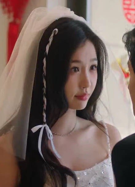 姜暮第二天还在为怎么跟母亲说发愁的时候，走出房间却看到姜迎寒和靳朝关系已经和睦很