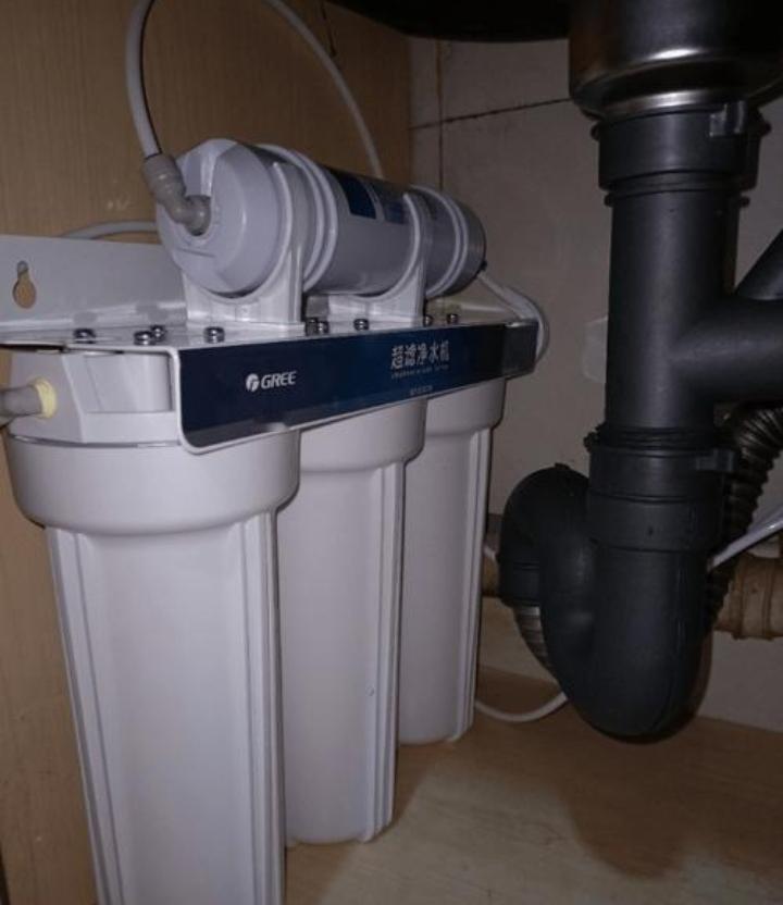 村里来了一群外地人，说是卖净水器的。他们也不先卖产品，就是通知这些在家的老年人去