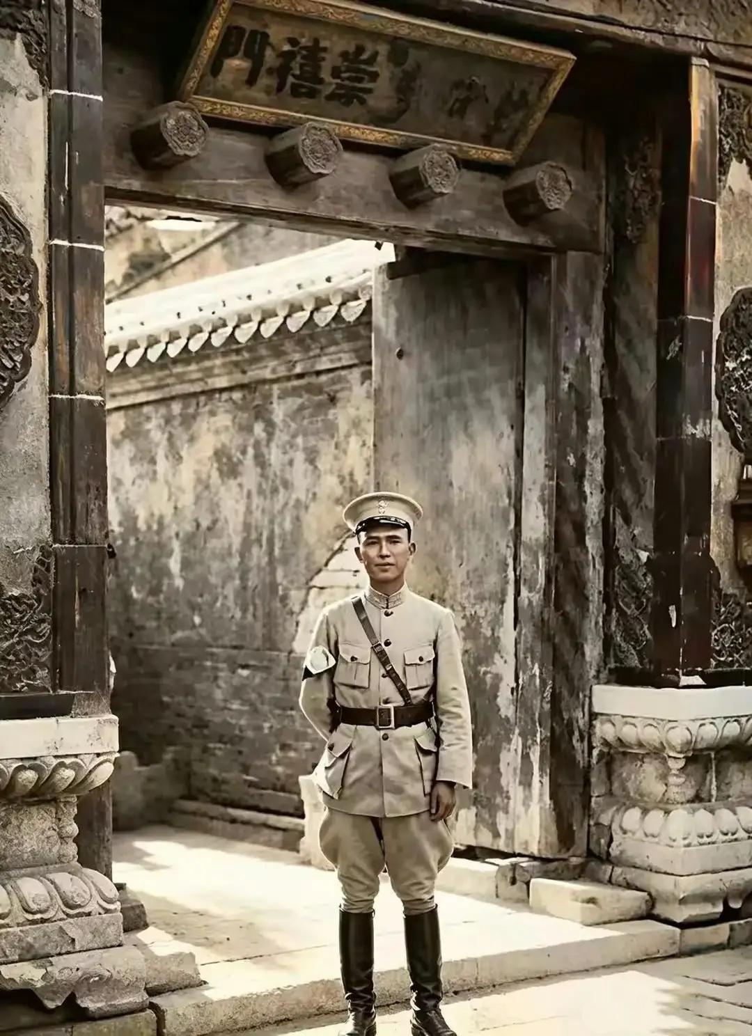 1928年，35岁的白崇禧站在故宫“崇禧门”下的一张留影，当时正值北伐胜利不久，