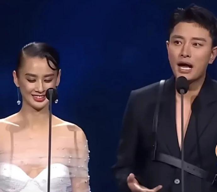 哎呀，这设计也太奇葩了吧！贾乃亮的裤带竟然跑到胸上了，黄圣依的抹胸衣也滑到下面去