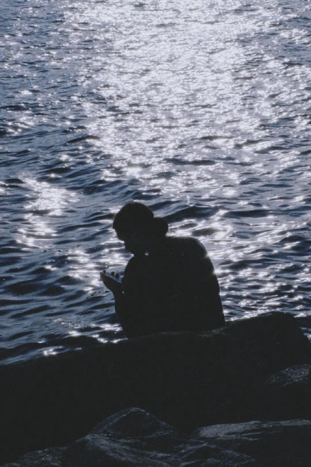 与其把时间浪费在前世的梦，还不如活在真实的眼前。真的世人很少对今生有恳切的了解，