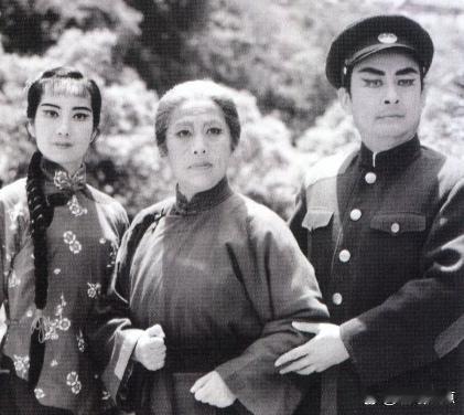 样板戏《红灯记》、《沙家浜》，好多京剧名家都演过。这图一《红灯记》三位演员是谁？