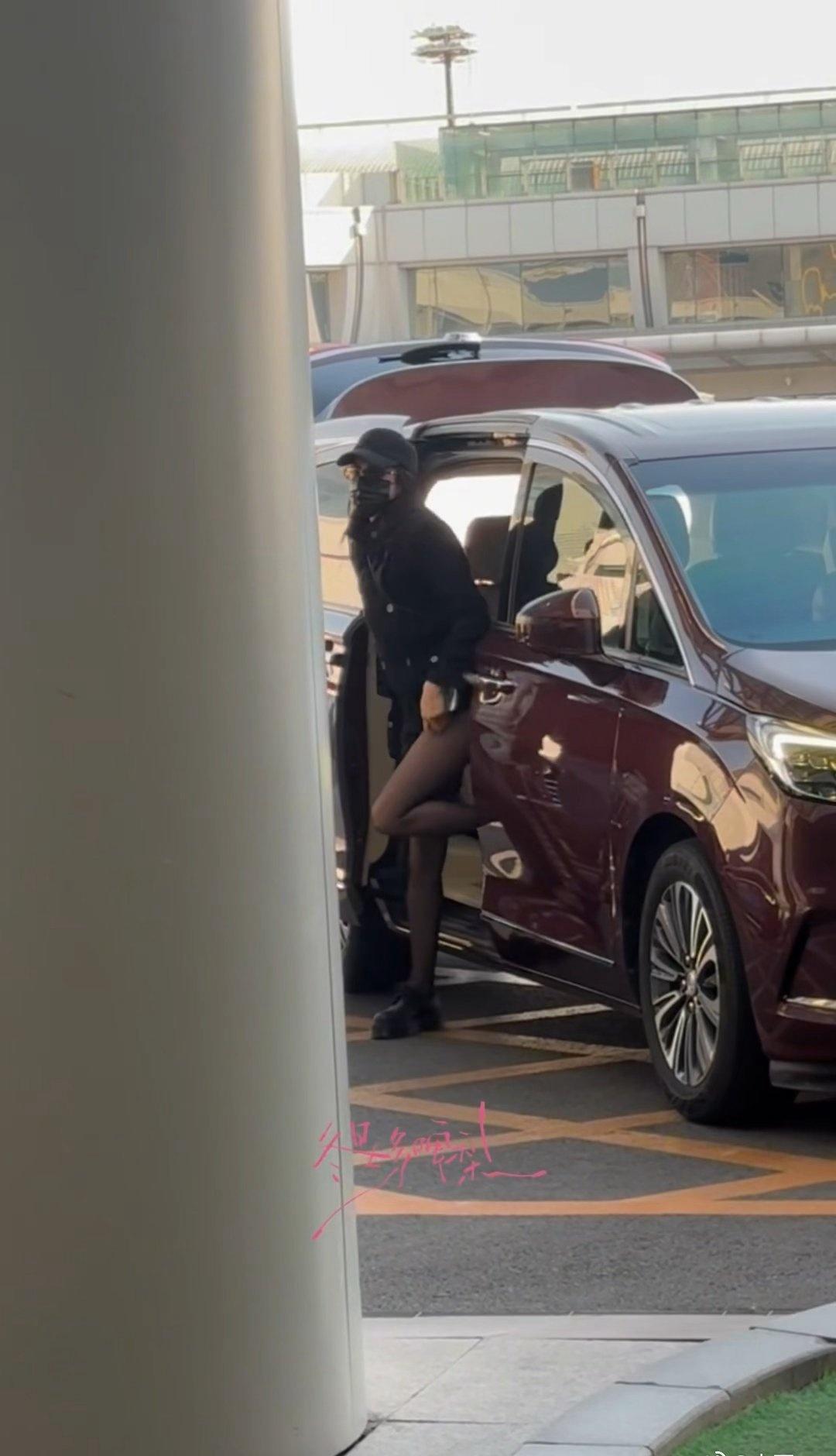 迪丽热巴黑丝长腿✨迪丽热巴黑丝长腿太绝了！🦵线条又直又细，简直是行走的画报～?