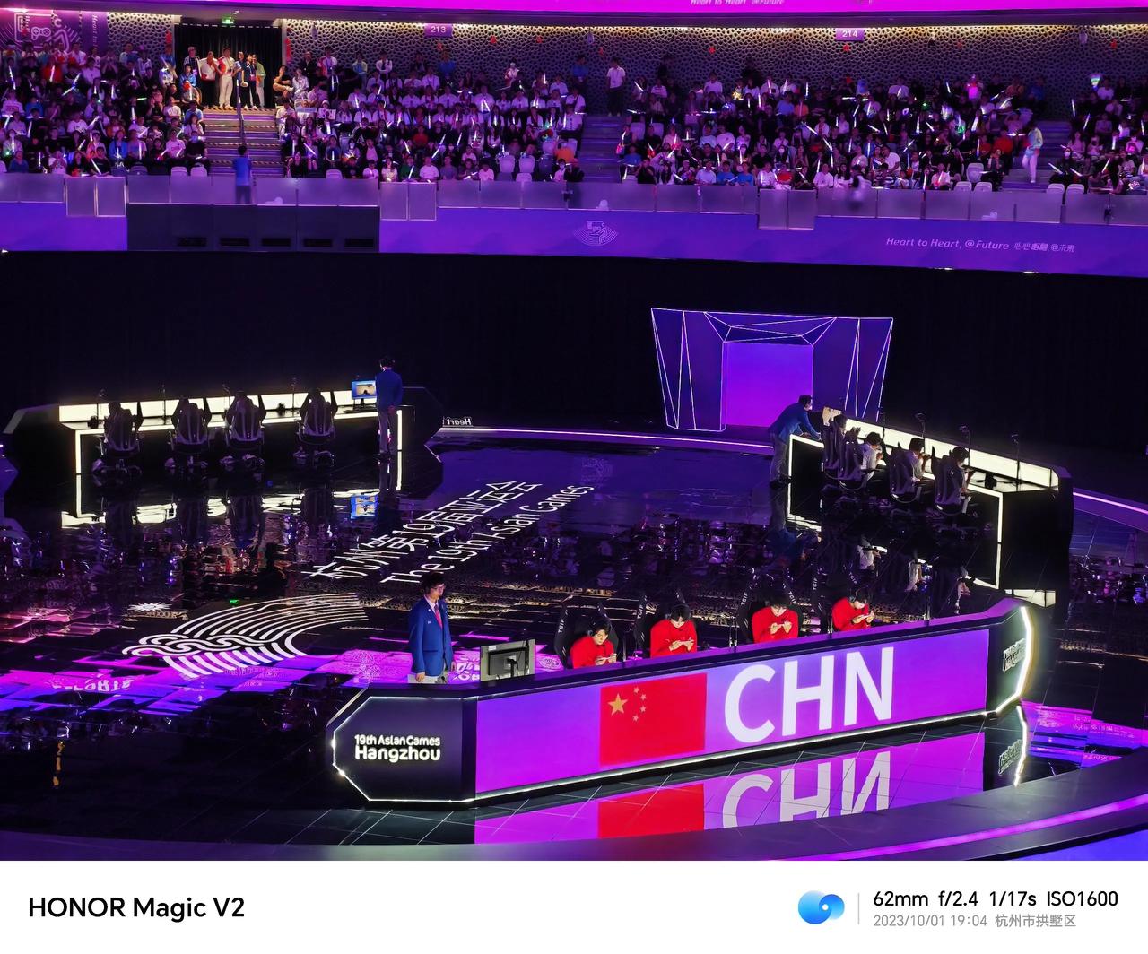 #和平精英亚运决赛#，中国队遥遥领先，前方荣耀Magic V2正在记录精彩时刻。