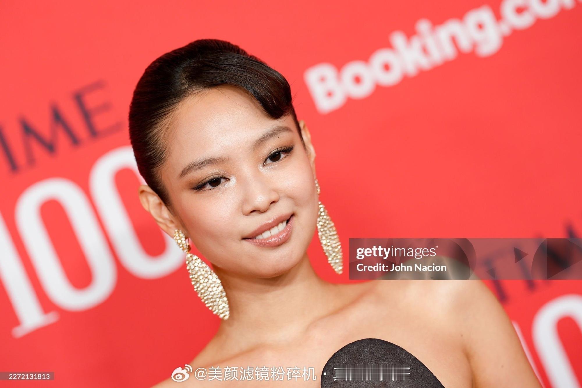 Jennie这个骨相很强骨相强通常意味着阳性力量强，女人阳性力量稍强，各方面表现