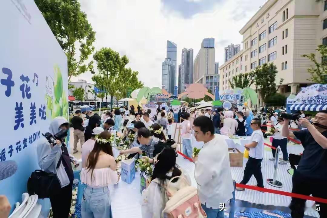 在这个初夏的周末，江城的节奏慢了下来。从东湖之畔到长江之滨，从黄陂的花海到江夏的