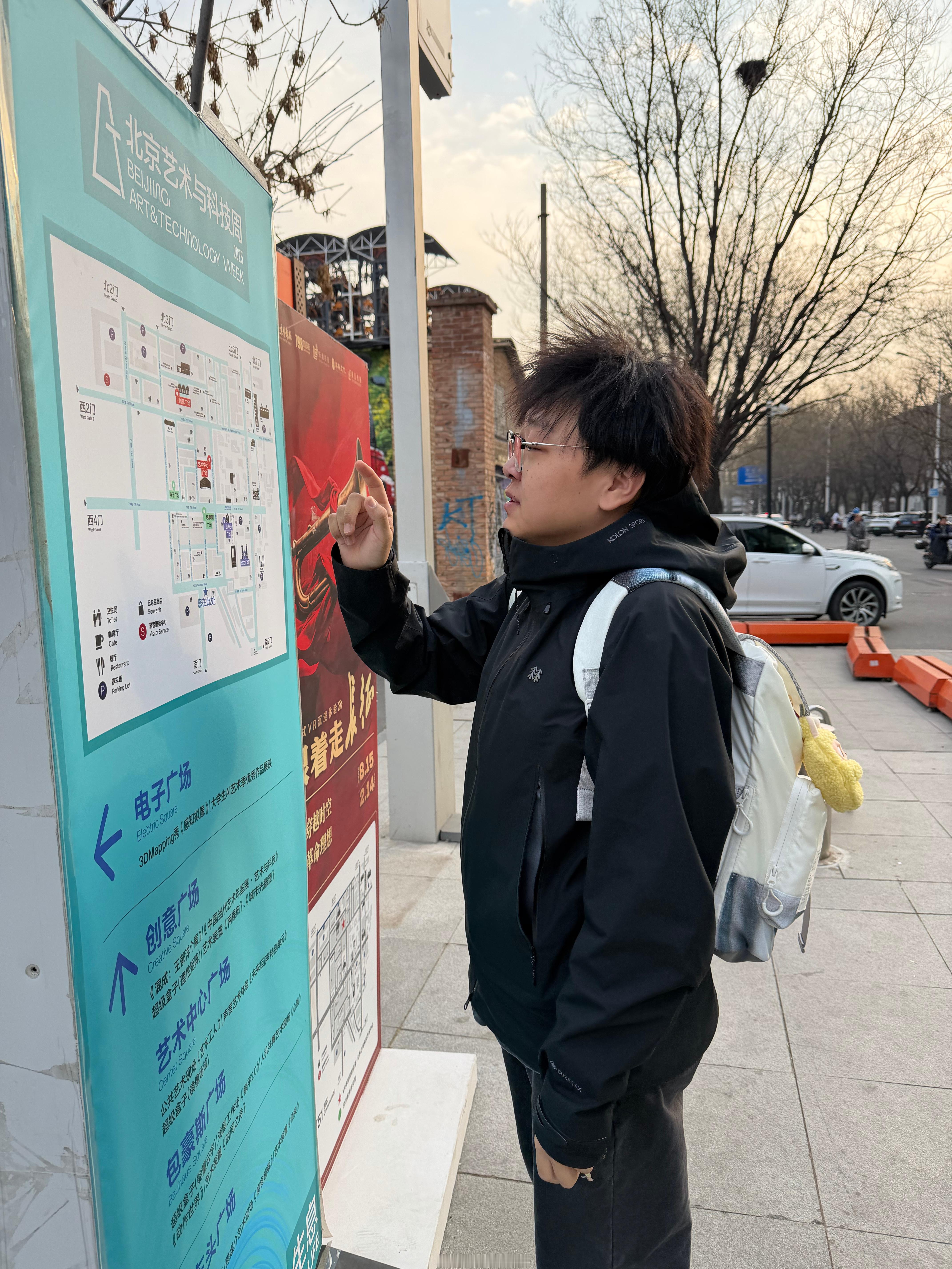 这个博主，今天带我来798喝阿里巴巴(%)，但我感觉他对这里不是很熟，因为到了就