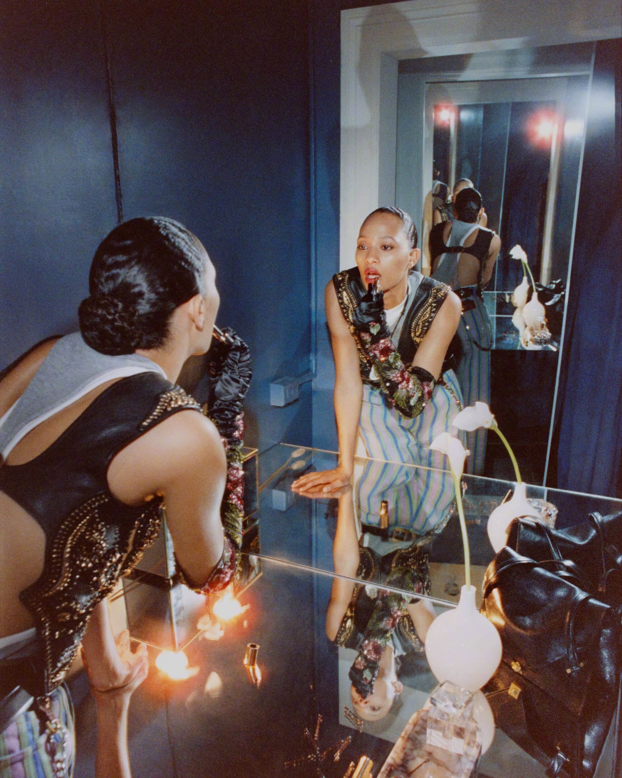 Versace发布2026春夏系列广告大片，以经典意式美学为基底，融入不羁张力。