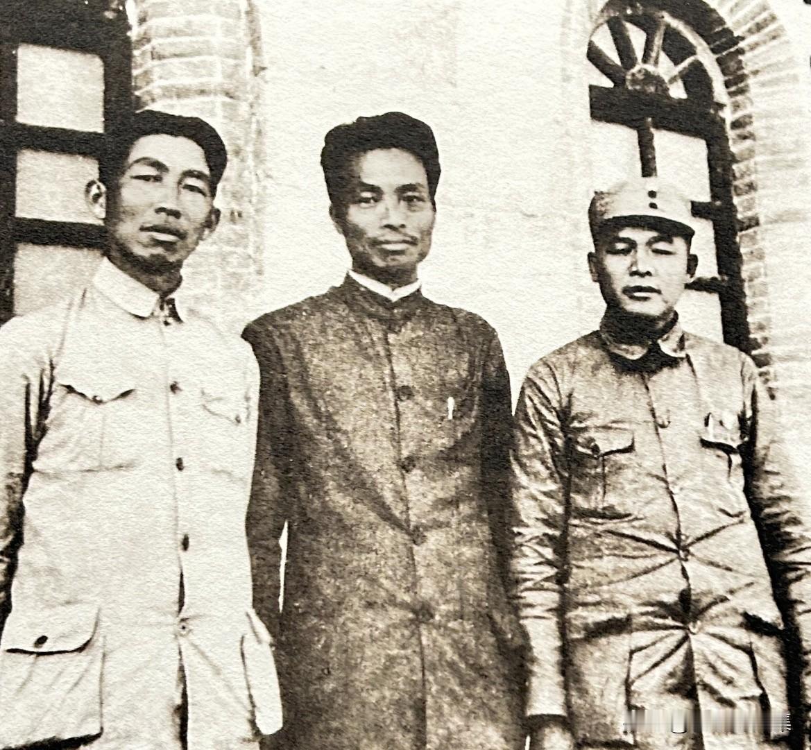 1938年9月，林育英（中）与徐海东（右）、郭述申（左）在延安合影。三位都是湖北