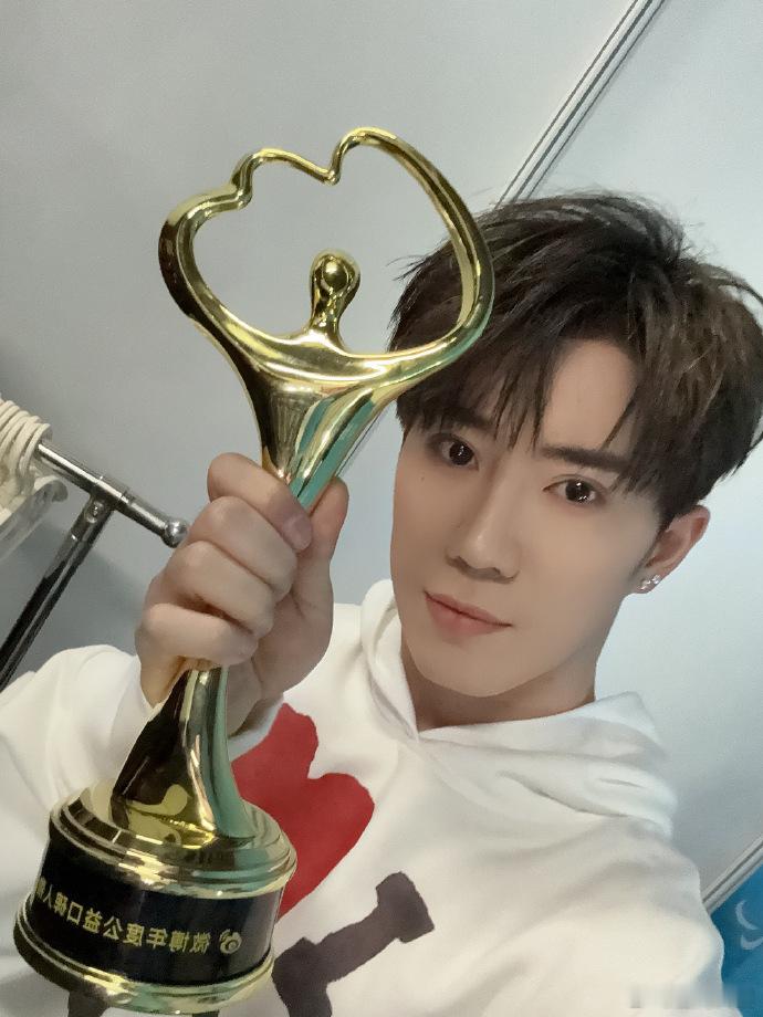 鹭卓新的一年继续做大做强  鹭卓新的一年我们继续做大做强  鹭卓微博之夜捧杯，这