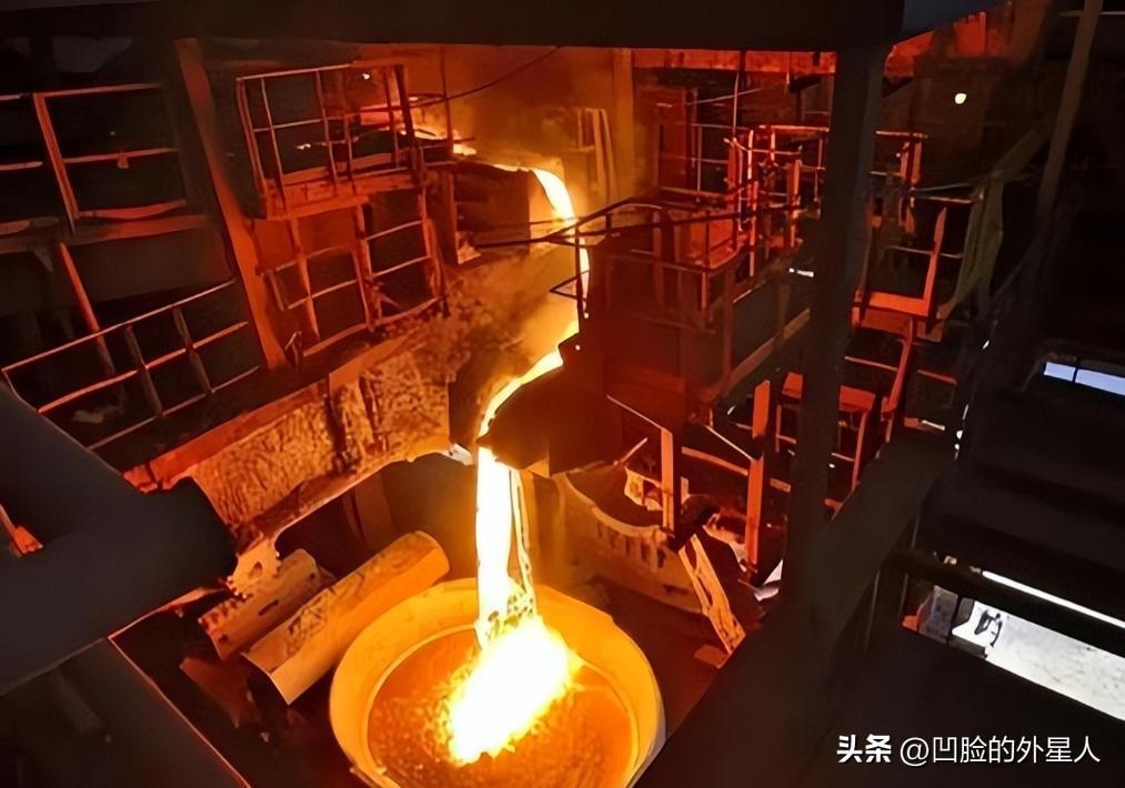 2022年，一名25岁的瑞士电工失足掉进了一个720°C的熔炉，熔化的金属瞬间没