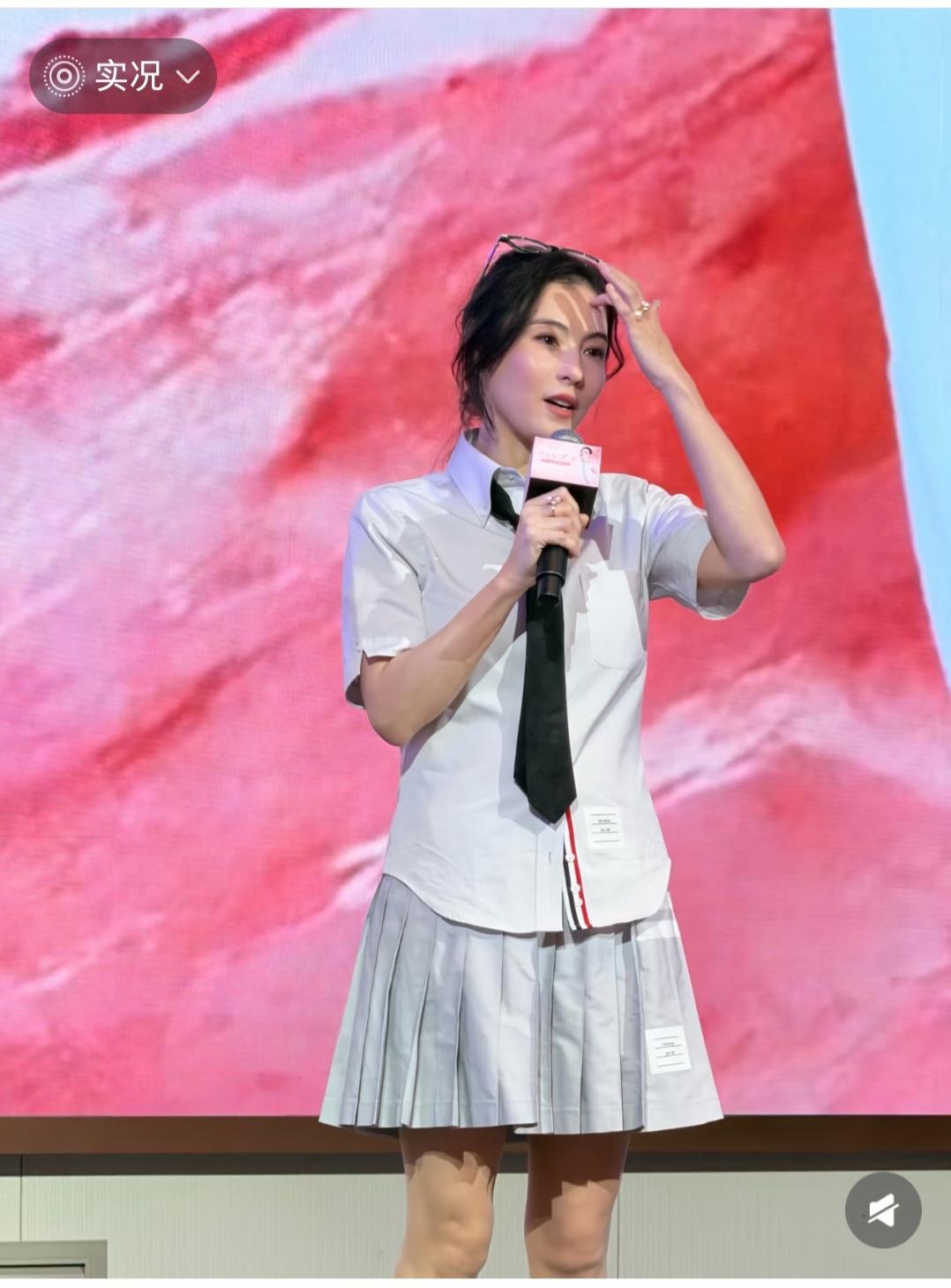 同样的衣服，没有了当年的灵气。