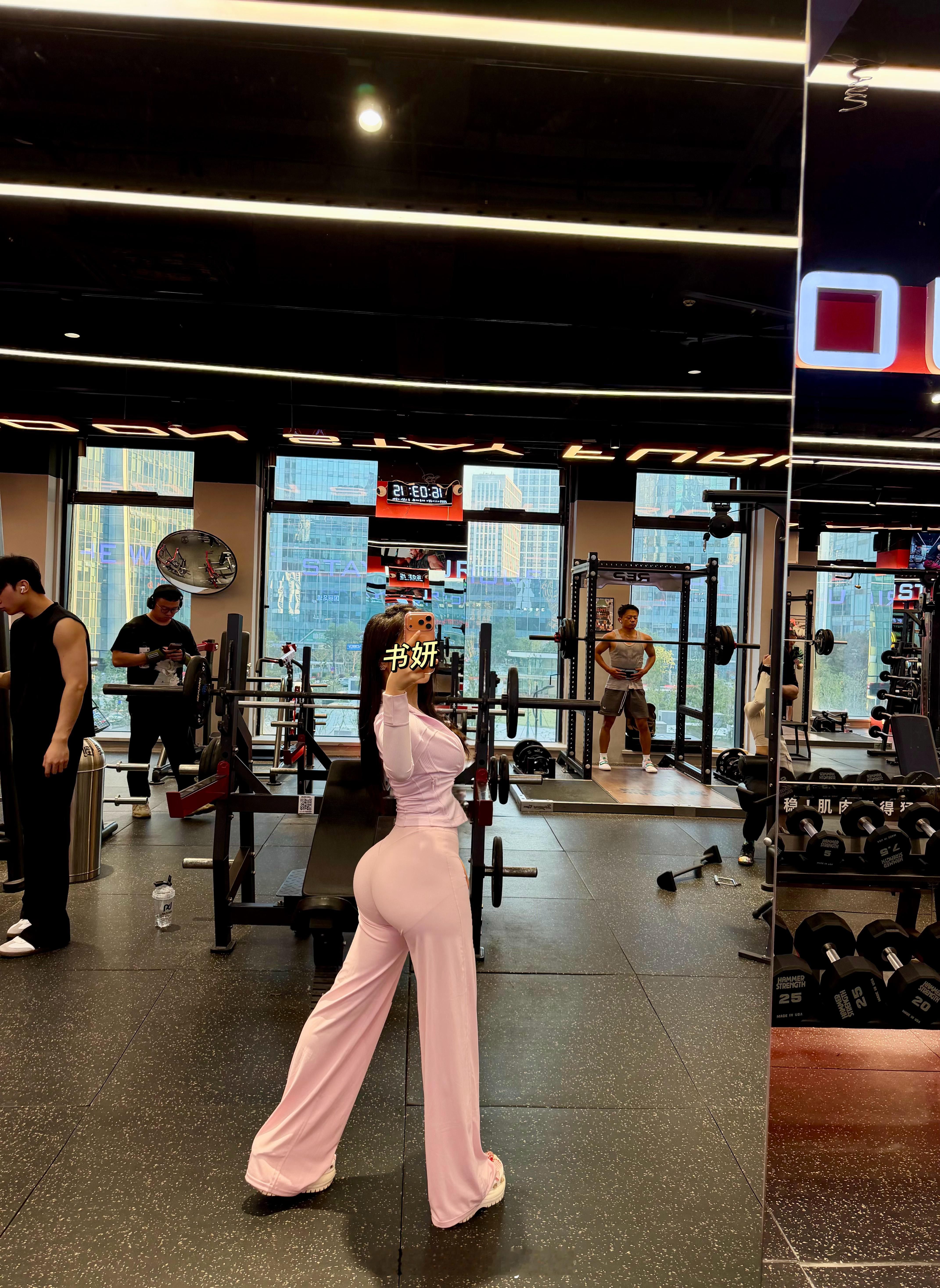 打卡💪臀腿训练日以温柔而坚定的姿态悦纳自己，多奔赴那些有意义的事——别让前一晚