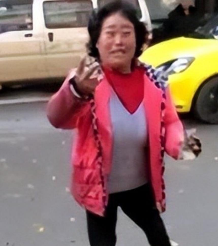 天津人的噩梦终于结束了！

一位老太太“半死不活”的瘫坐在轮椅上，不一会警察就来
