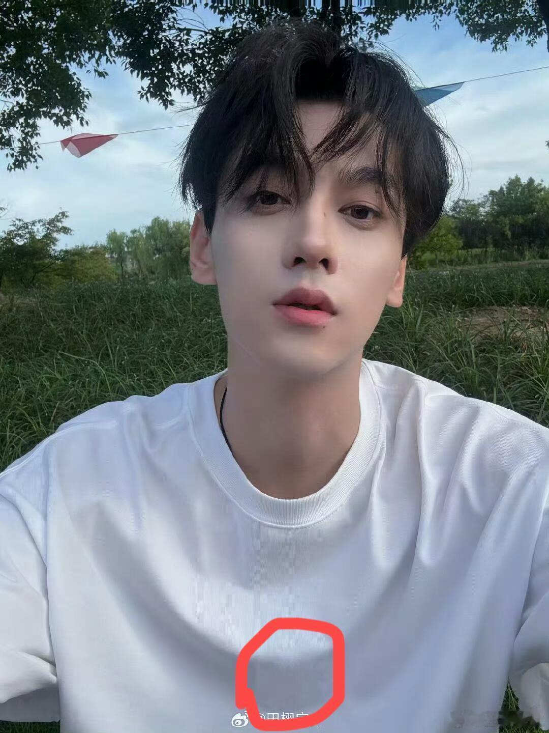 田栩宁把衣服上的logo抹掉了 之前因为衣服logo引起争议，田栩宁今天营业照疑