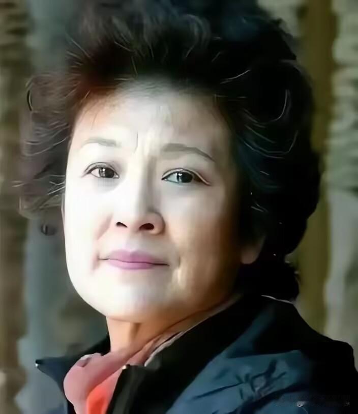 61岁的宋春丽和丈夫坚持丁克三十几年，直到2012年一天，好友邓婕到宋春丽家中做