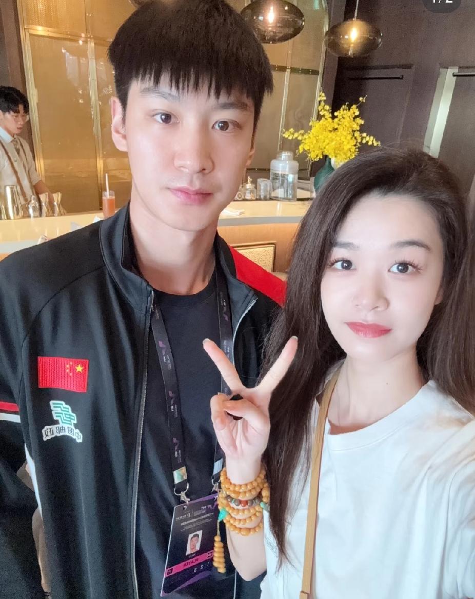 薛飞与粉丝合影好暖心
 
刷到薛飞澳门冠军赛期间和粉丝的合影啦～照片里他帅气依旧