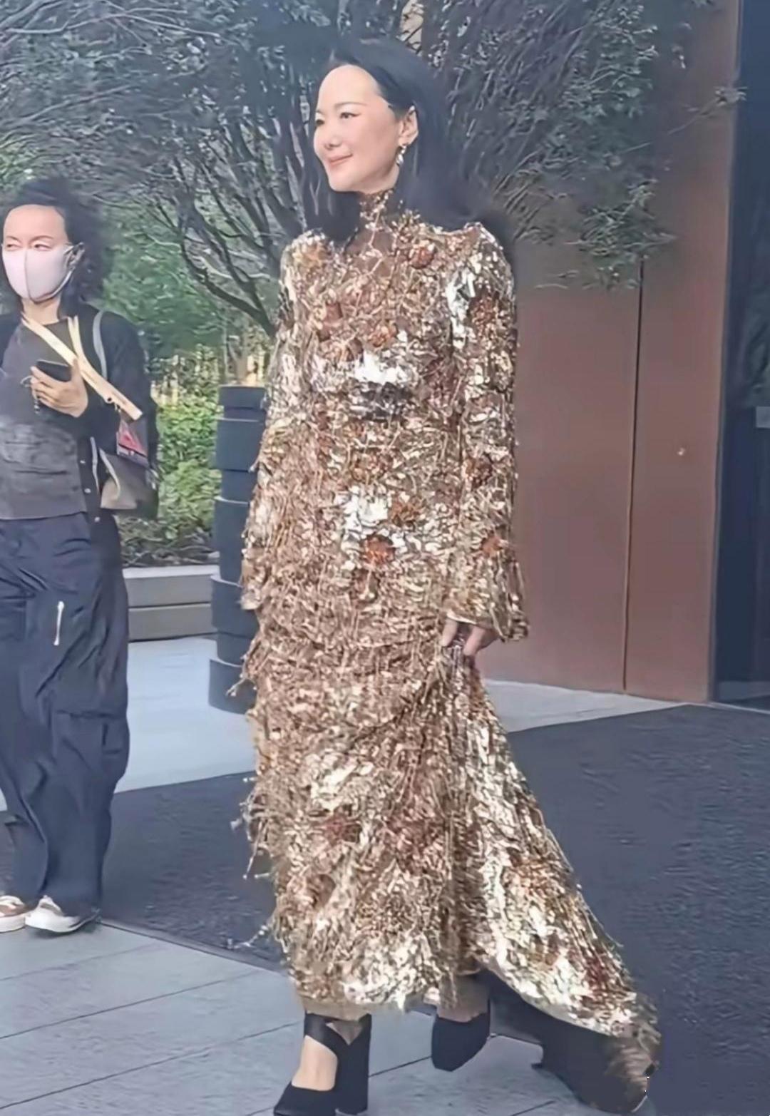 一直觉得咏梅清姿雅质，气质不俗，衣品更是一流，可是没想到身穿这件金色的GUCCI