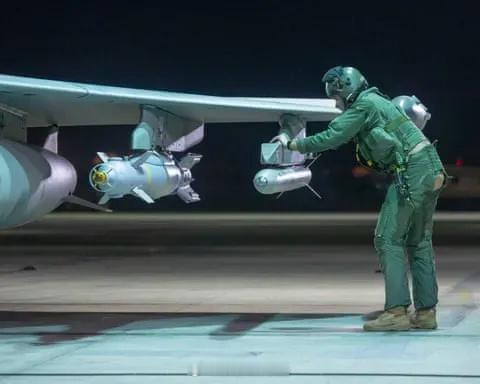 【英法空军发动联合空袭】据英国媒体报道，英国国防部3日表示，英国和法国空军对叙利