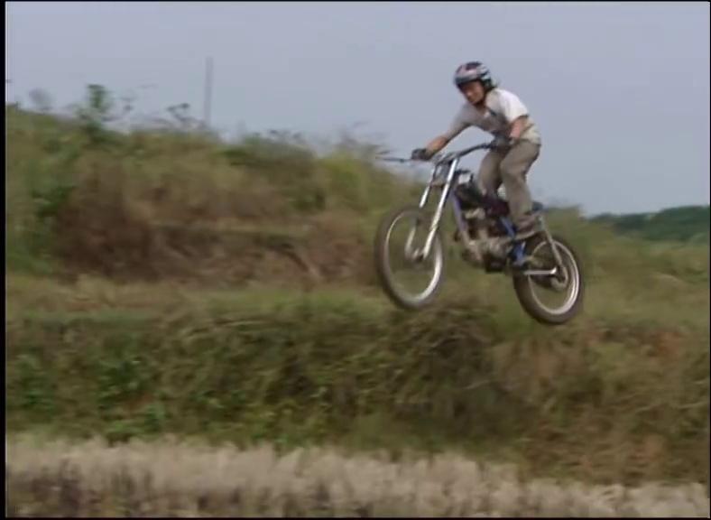 从修车工到机车王，张雪逆风翻盘！
从山村漏雨土坯房，到摩托修理铺满身油污；从14