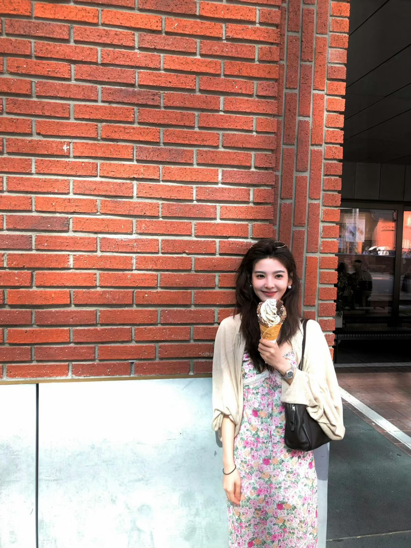 章若楠美照大更新章若楠的夏日松弛感穿搭模板！碎花裙+开衫的组合，温柔又减龄，日常