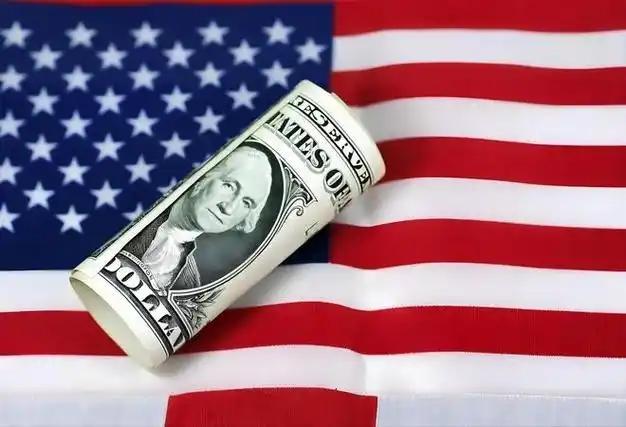 美国真正的风险从来不是40万亿美债本金，而是利息支出。

很多人喊着美国要一次性