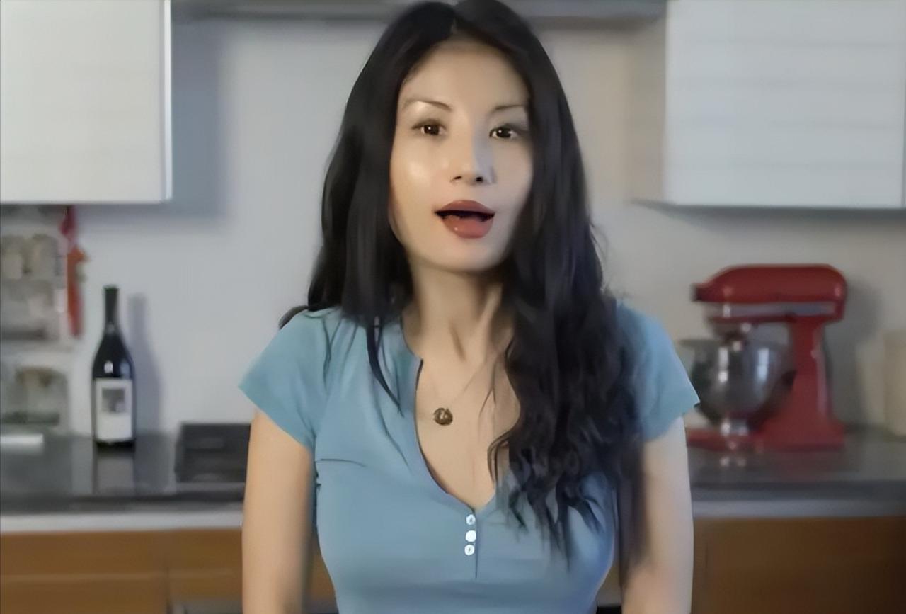 “我痛恨自己长了一张中国脸！”2018年，美国华裔女记者上蹿下跳，抹黑中国，但在