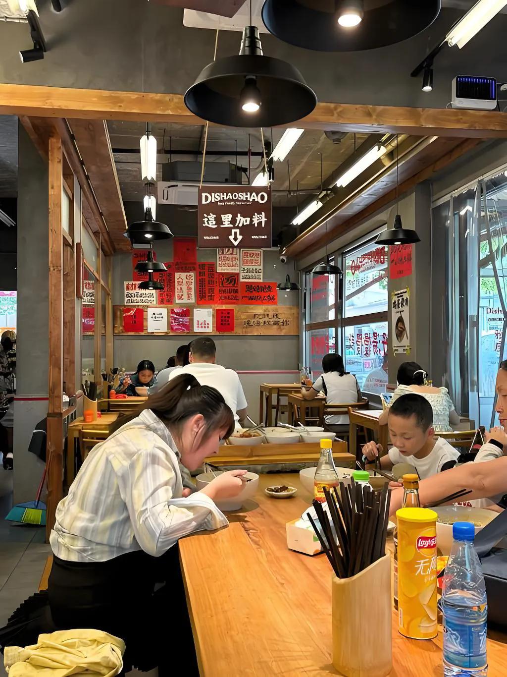 50岁开始，真的不晚！
5年前因为口罩影响，导致老齐的工厂倒闭关门，自己负债累累