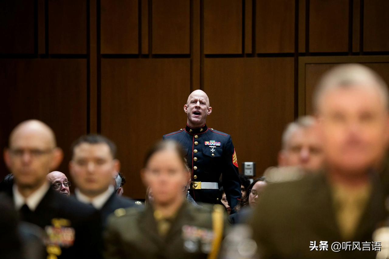 在美国参议院听证会现场，一名退役军人愤怒高呼“没人愿意为以色列而战”，随后被安保
