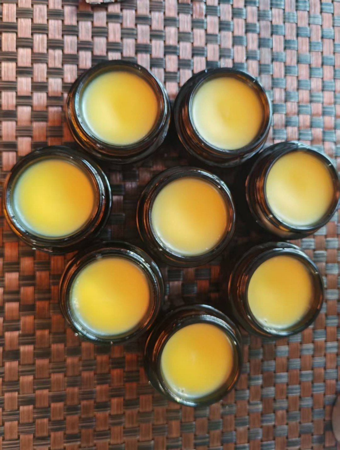 昨天新做的三白养肤膏，颜色非常漂亮，主打一个去黄提亮肤色～ 