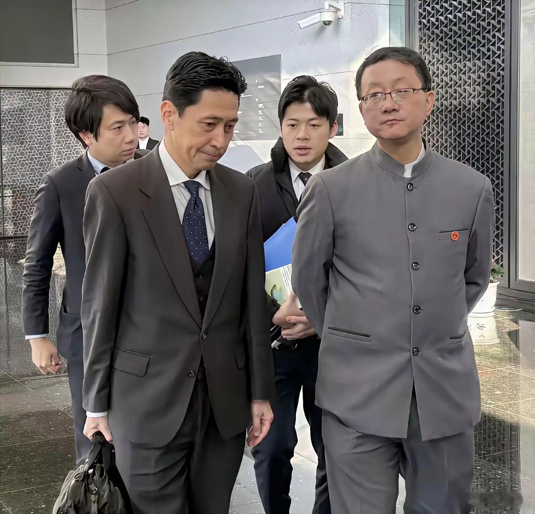 外交部亚洲司刘劲松司长着五四青年服接待日本官员，意义不同凡响开始看报道还没注意到