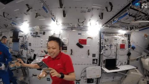 神二十三航天员在空间站制作的太空蛋糕