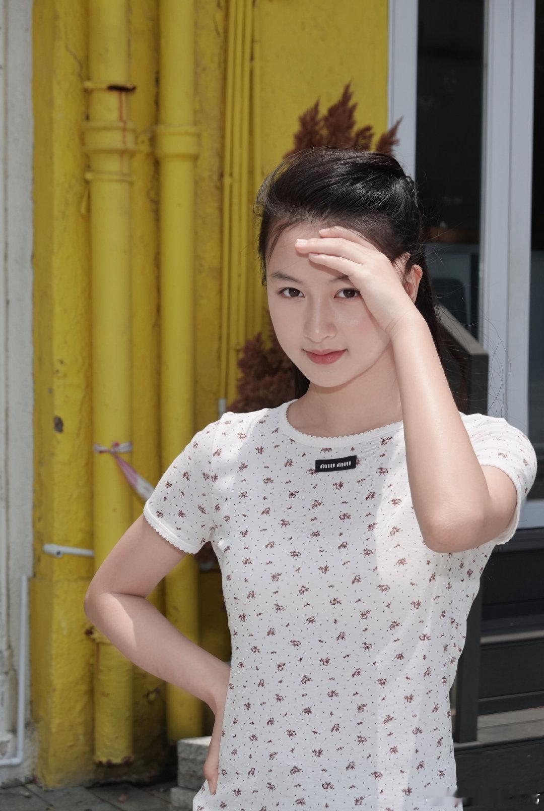 赵钰琪七七回应街拍走红赵钰琪七七新人美新人时期的状态真的无可替代，赵钰琪眉眼灵动