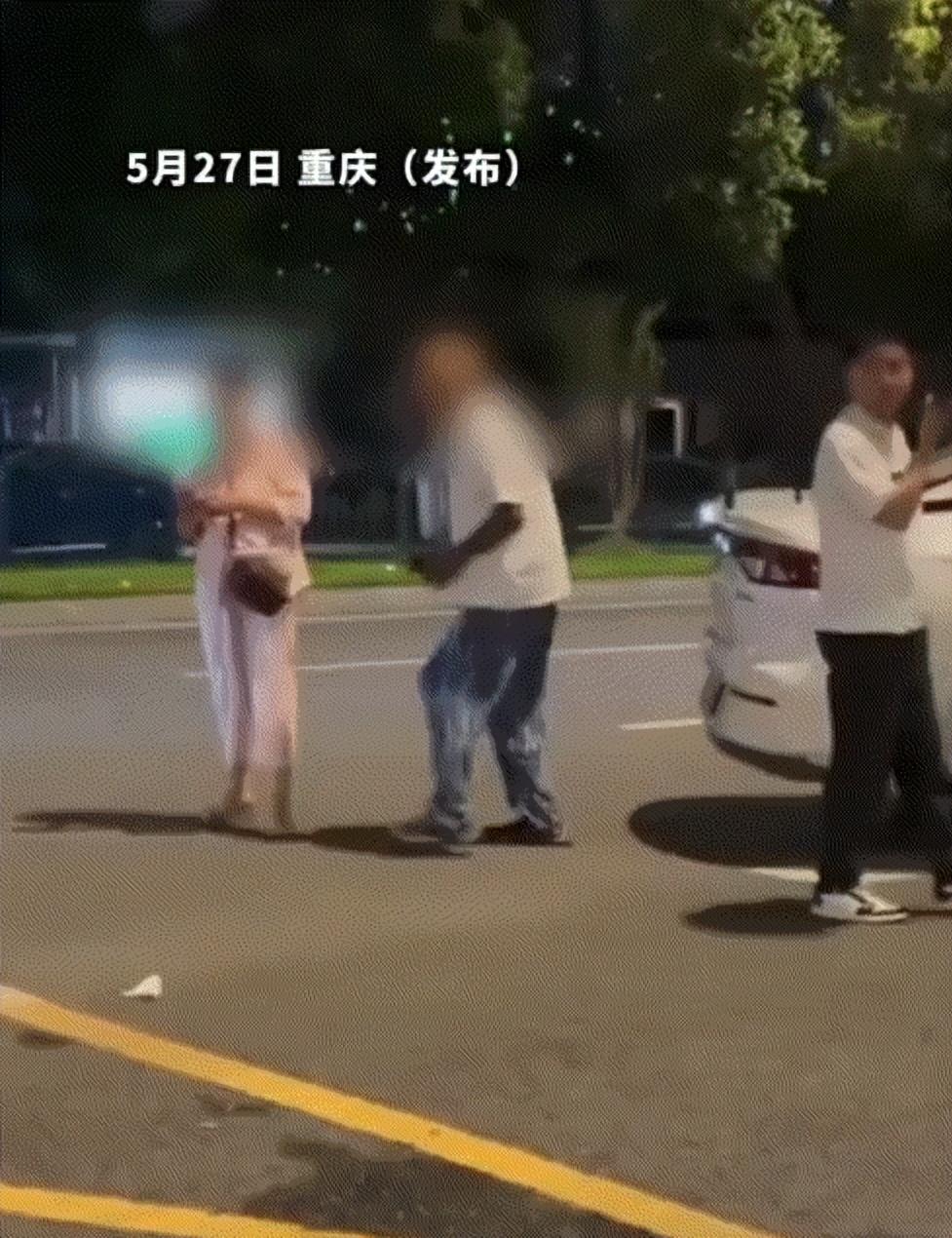 “太让人唏嘘了！”重庆街头一对老夫老妻当众争执不休，整整争吵了一个多小时，全程大