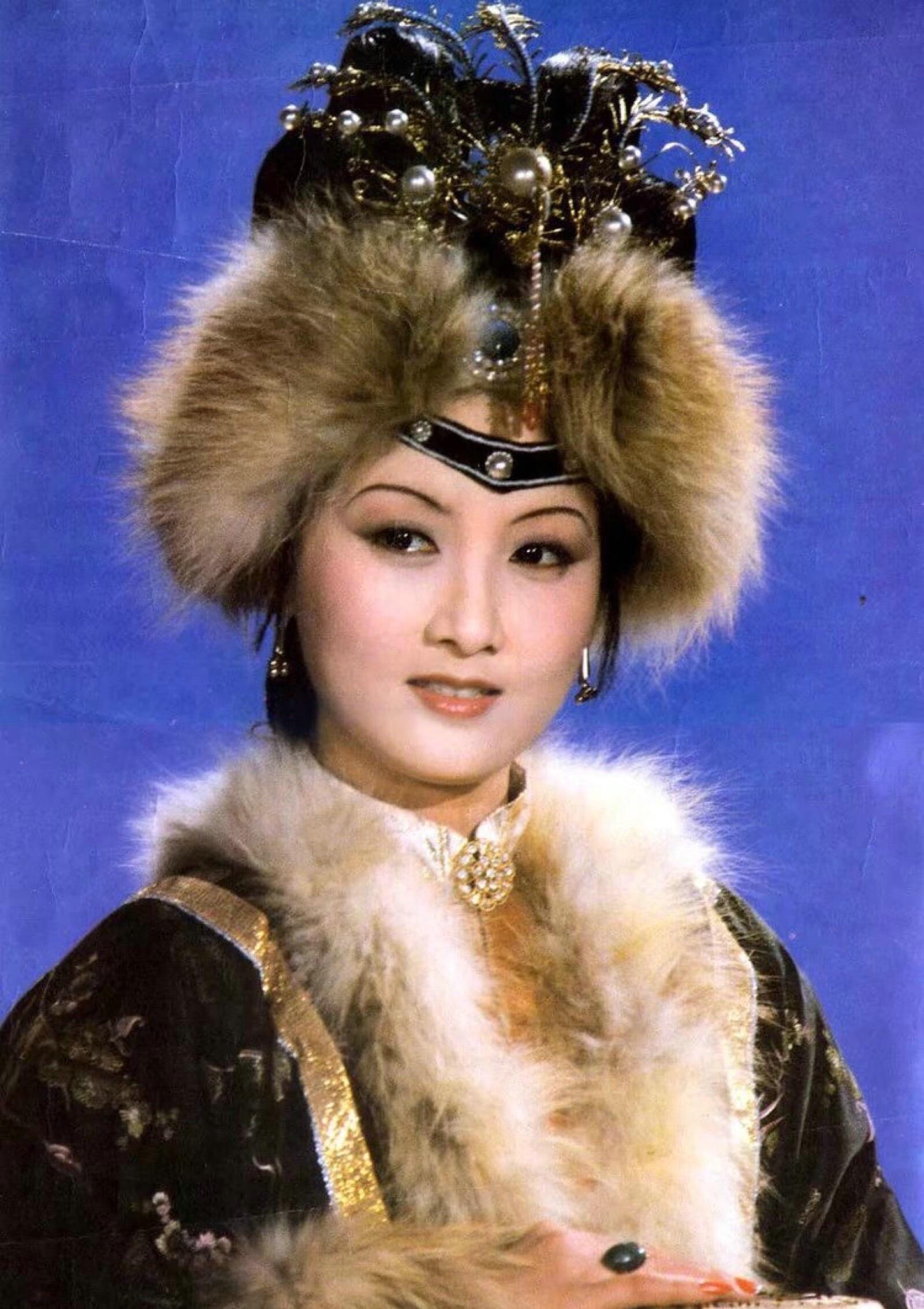 苏翊鸣王熙凤同款抹额太拉风了头戴“凤姐同款”抹额，小鸣这喜庆造型也太吸睛了！祝我