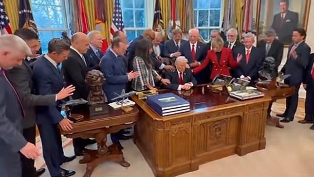 不得了！川普这操作简直让人惊掉下巴。别看他在镜头前吹嘘成绩时一副轻松自信的模样，