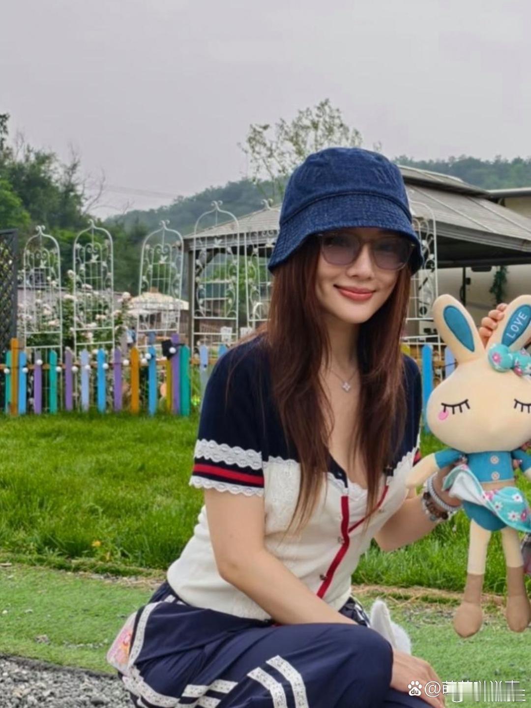 贾乃亮和李小璐一起带女儿到公园玩，12岁甜馨看起来好成熟，染了一头棕发。父女俩一