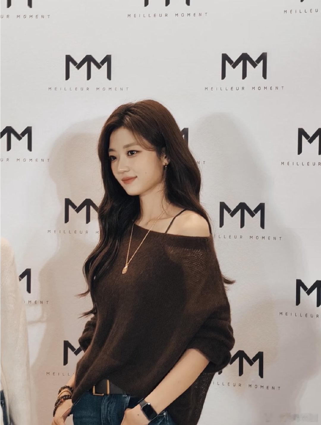 孙千斜肩针织松弛感 松弛感穿搭模板来了，斜肩设计恰到好处，肩颈线条好好看孙千成都