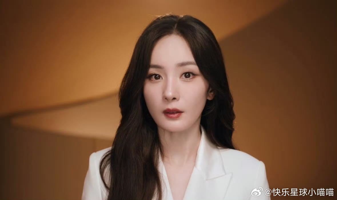 杨幂黑长直白西装造型杨幂黑长直白色西装造型真的瑞思拜了，每一次亮相都是时尚界的盛