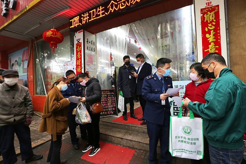 前阵子某小区楼下刚开的生鲜超市，把临期三天的牛奶贴上新标签当全价新品卖，有人拍了
