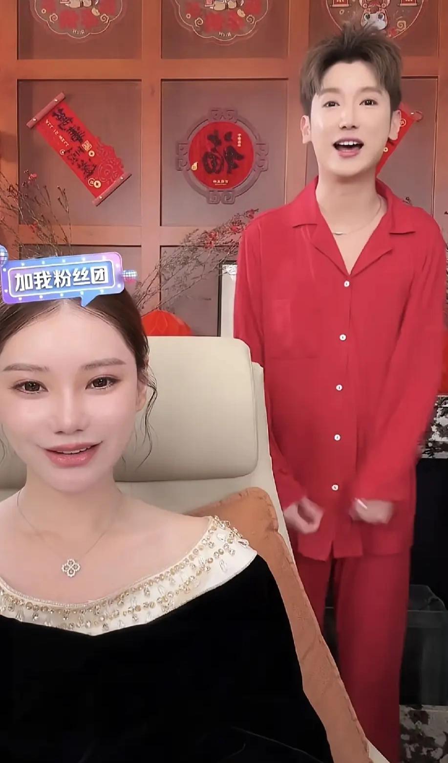 马筱梅和乐乐直播，乐乐这身装束太可爱了站在马筱梅身后像一个犯错的小孩儿。马筱梅的