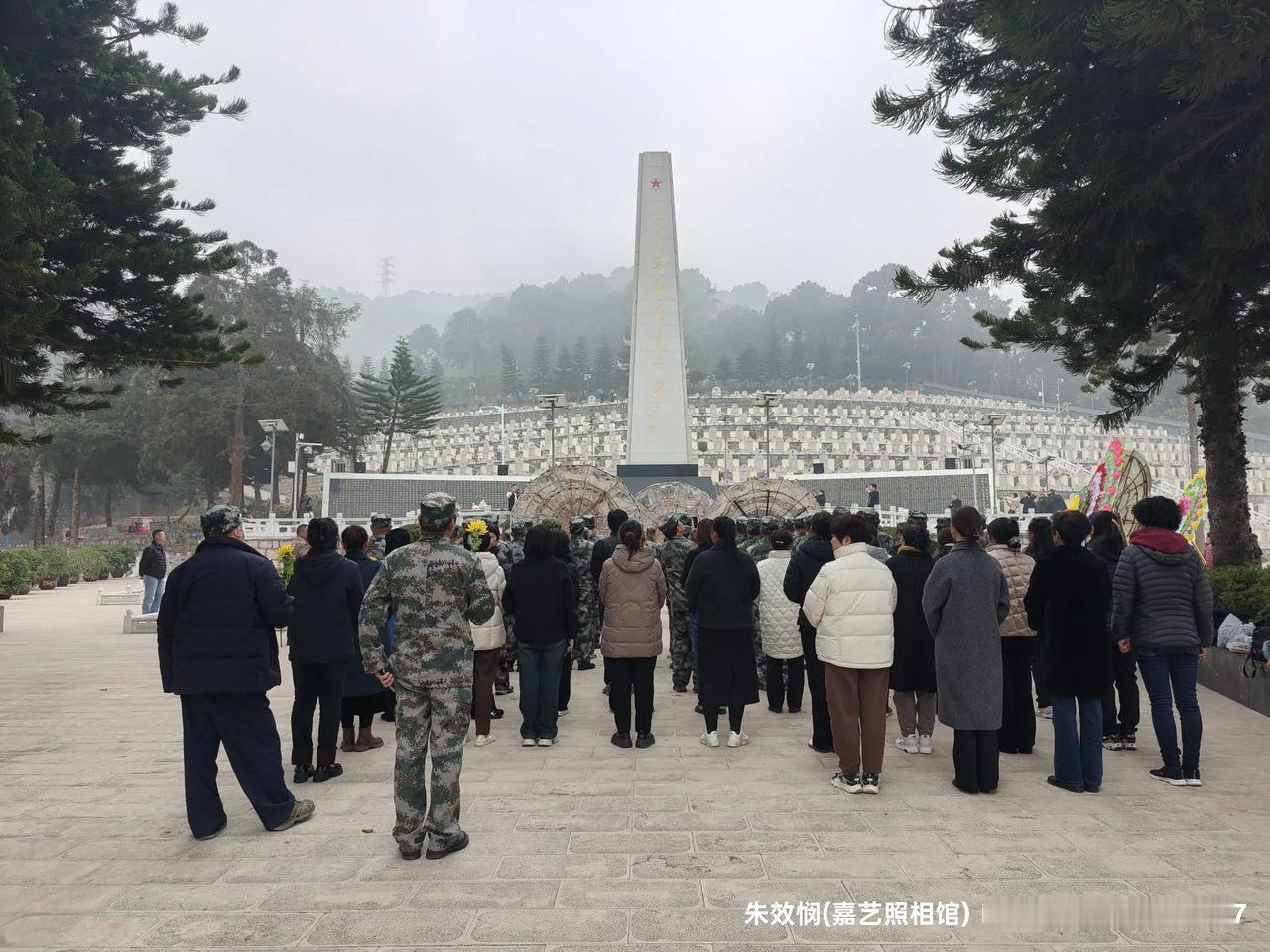 英雄四连参战老兵携家人重返老山，纪念“1.7黑豹行动”胜利38周年，缅怀为国捐躯