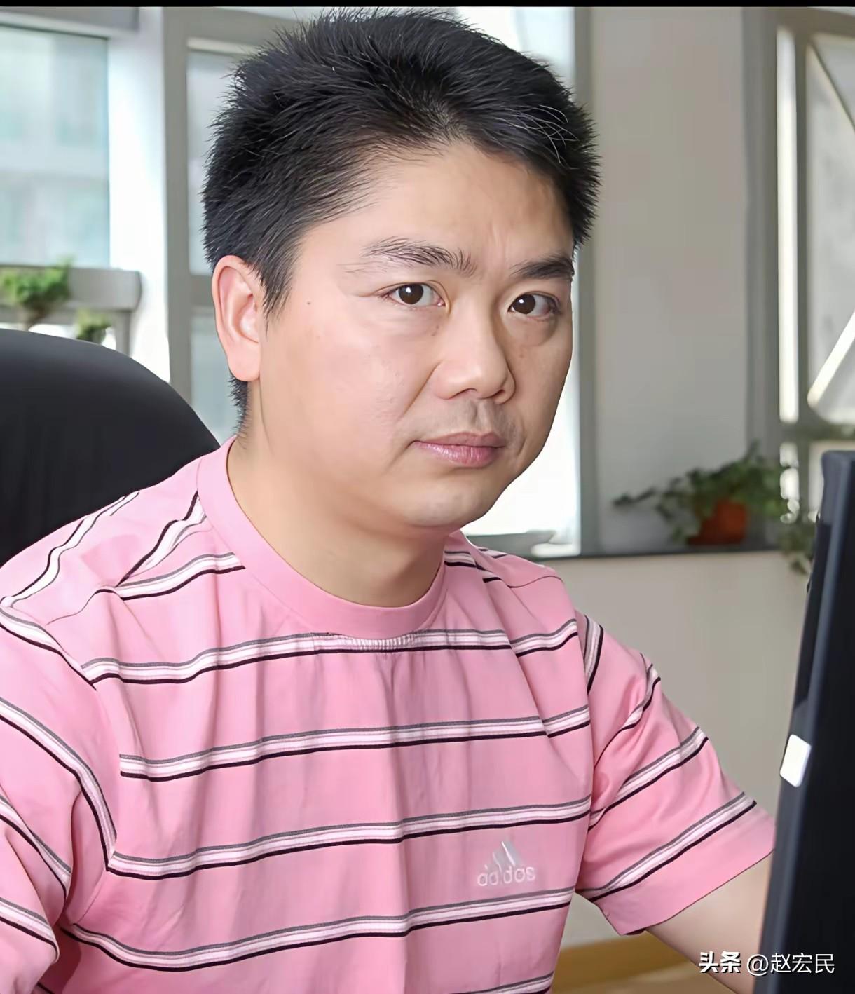 青壮年时期的刘强东，有点婴儿肥，堪称是小鲜肉，他额头上的一缕白头发还没出现，他的