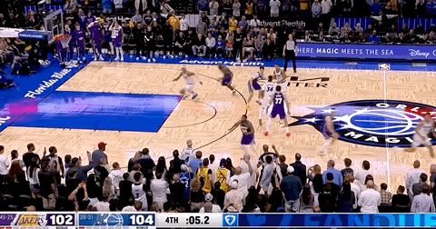 关键时刻，老詹一防一攻扭转乾坤！先是造成班凯罗失误赢回球权，随后上篮被打手裁判没