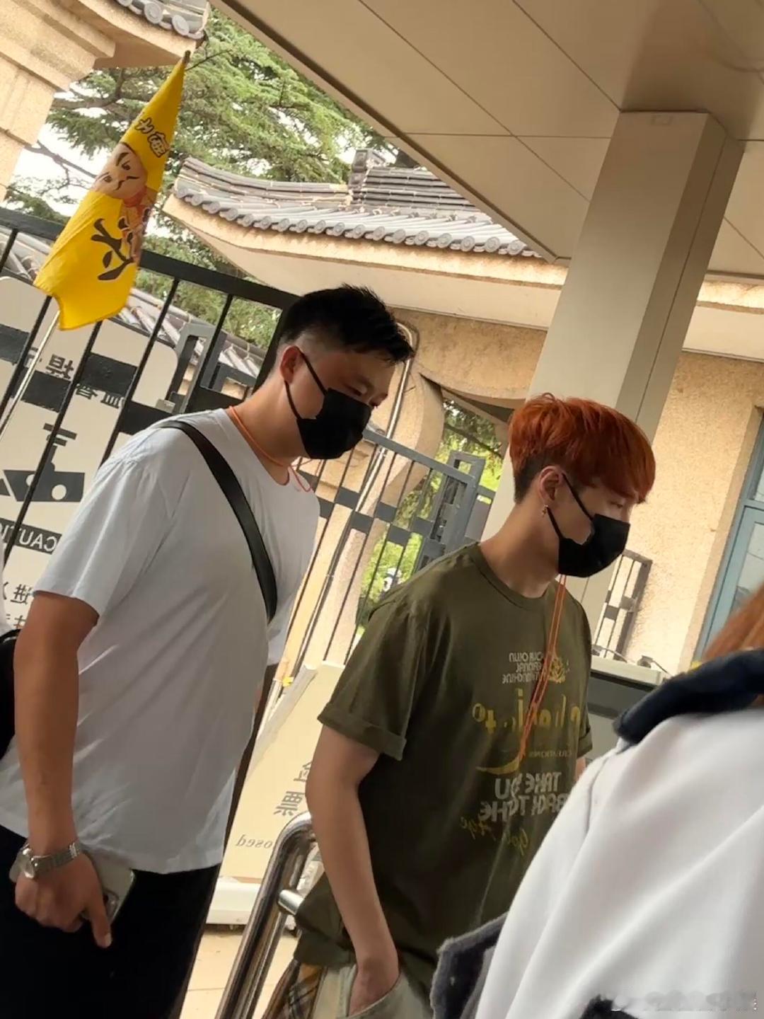 网友偶遇张艺兴参观兵马俑网友在西安兵马俑偶遇张艺兴，该不会下次演唱会有兵马俑的元