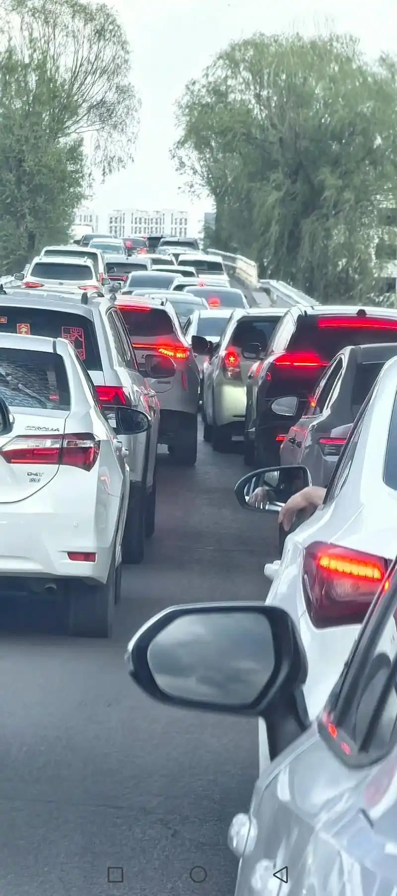 干什么排队最长，还不能半路退出？那一定是堵车。

干什么排队最长，还不能半路退出