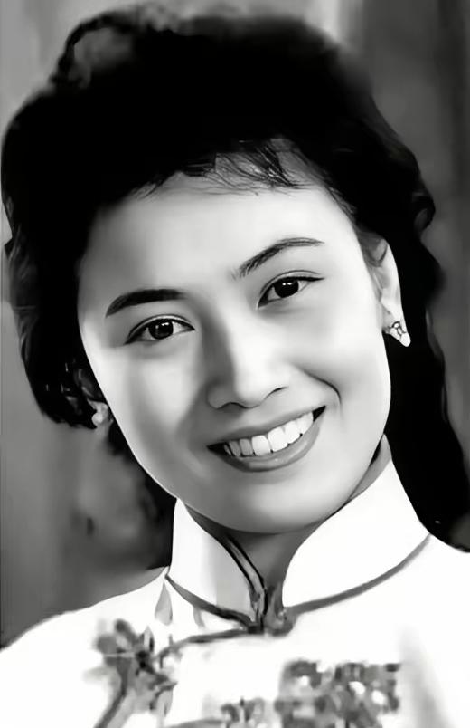 国家一级女高音歌唱家，她比宋祖英美，比董文华，张也唱歌还好听，你能认出她是谁吗？