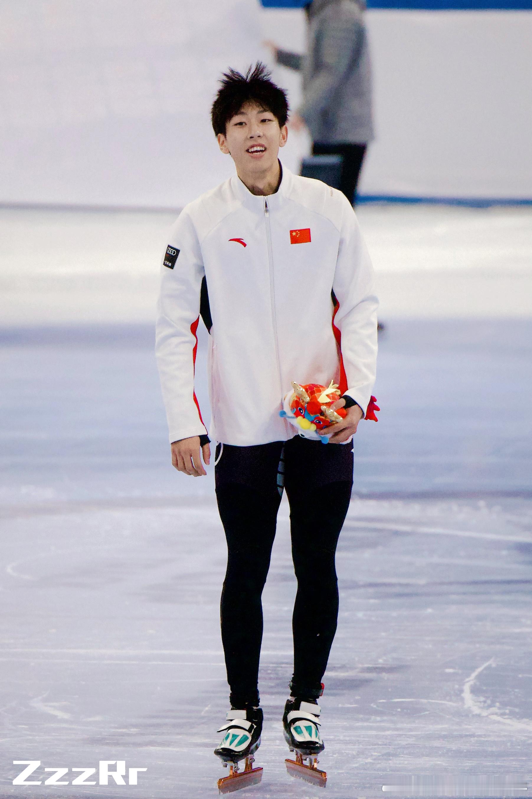 孙龙短道速滑1000米银牌         意大利当地时间2月12日晚，在米兰滑